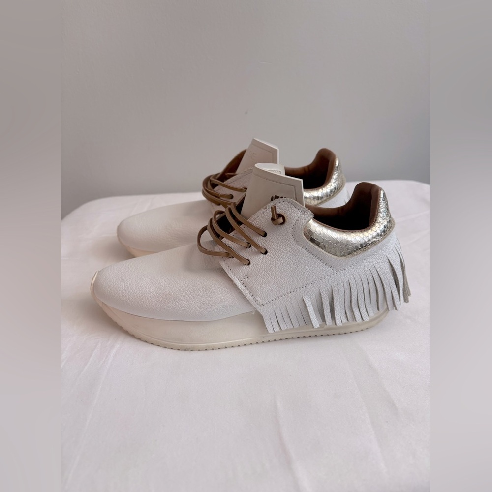 Esseutesse bone white and gold snakeskin fringed leather sneakerss